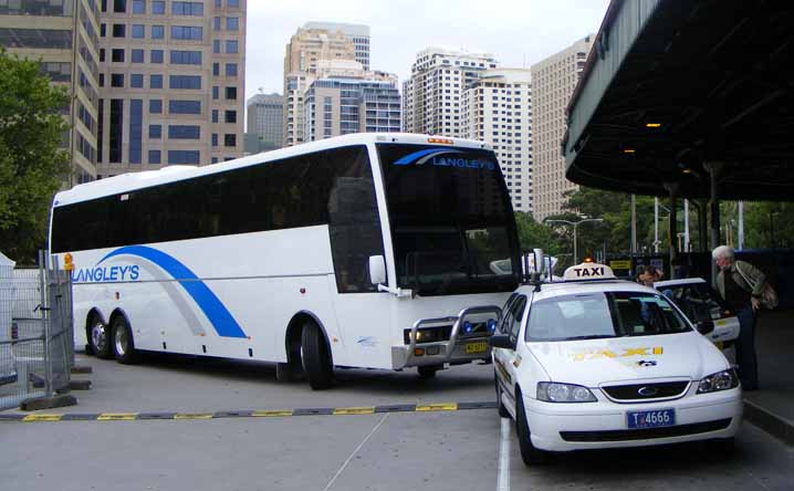 Langleys Volvo B12R Autobus MO6211